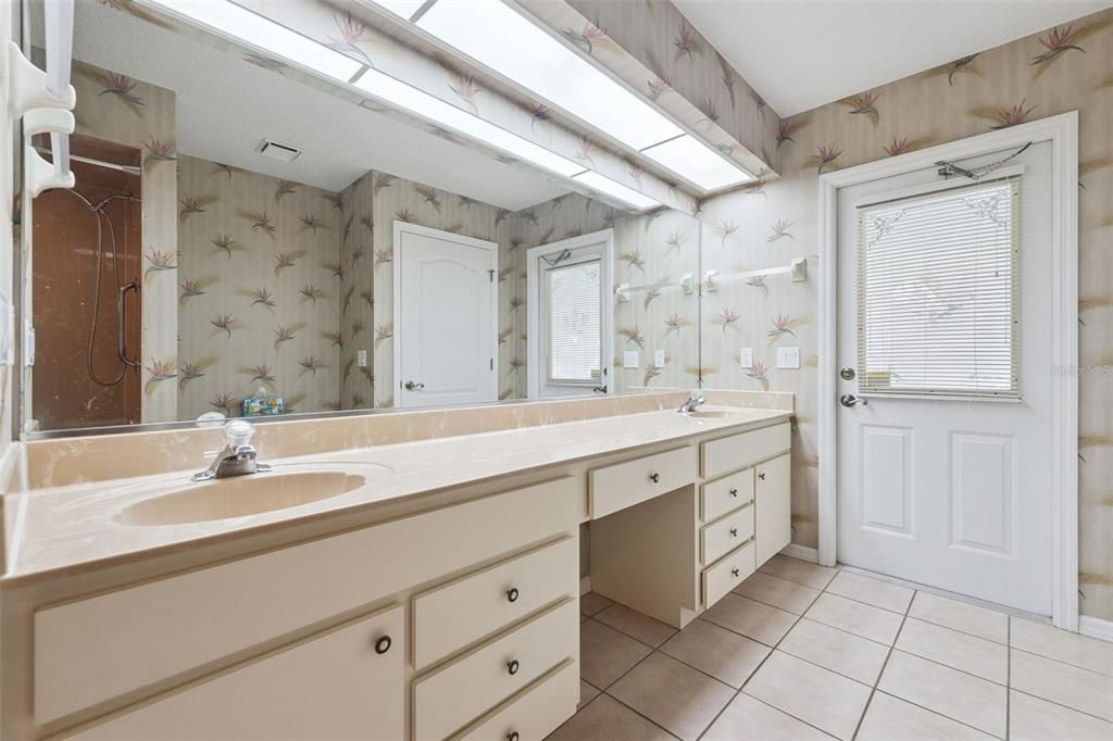 For Sale: $535,000 (3 beds, 2 baths, 2578 Square Feet)