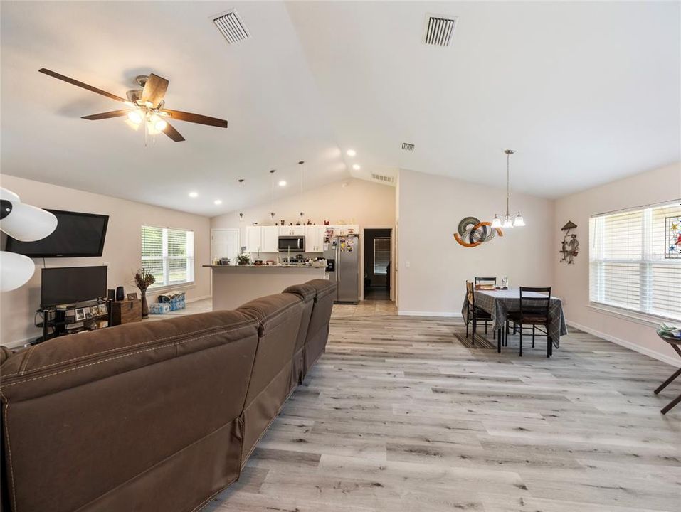 For Sale: $280,000 (3 beds, 2 baths, 1525 Square Feet)