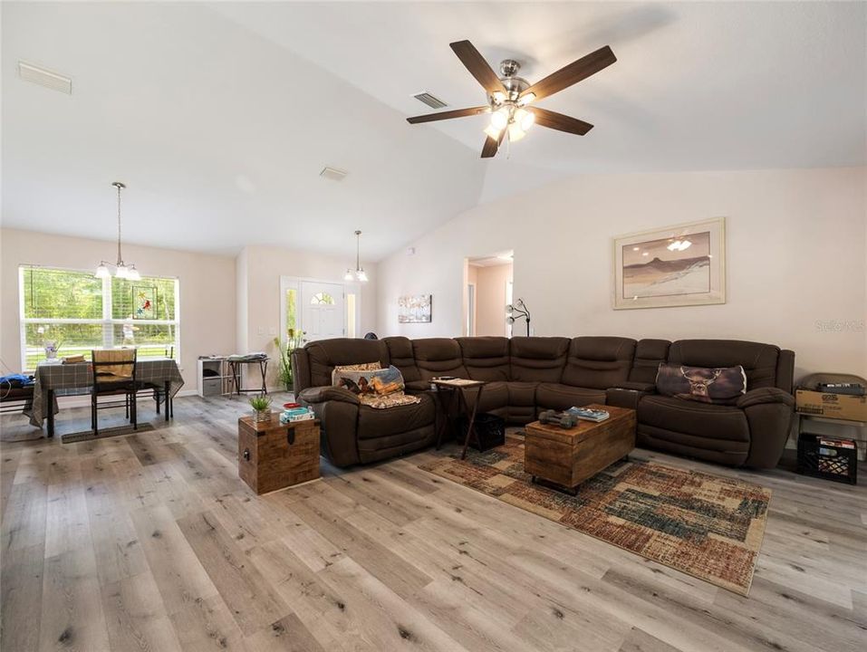 For Sale: $280,000 (3 beds, 2 baths, 1525 Square Feet)