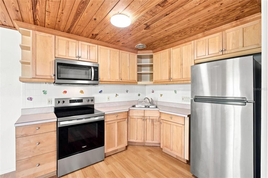 For Sale: $435,000 (1 beds, 1 baths, 736 Square Feet)