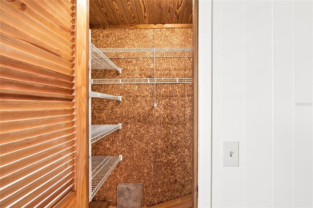 For Sale: $435,000 (1 beds, 1 baths, 736 Square Feet)