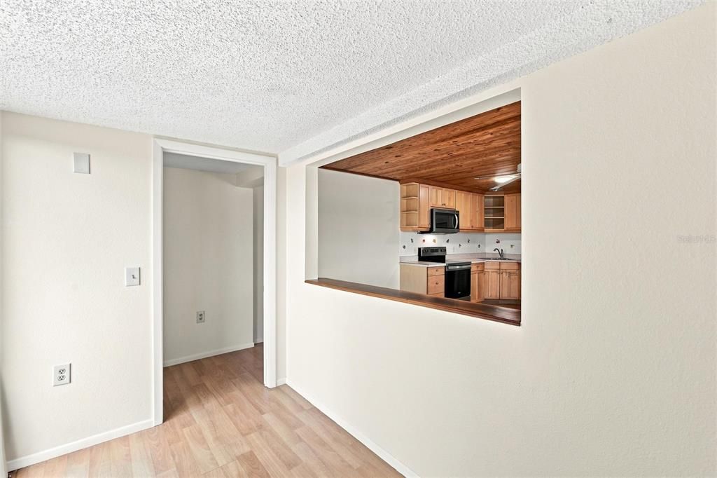 For Sale: $435,000 (1 beds, 1 baths, 736 Square Feet)