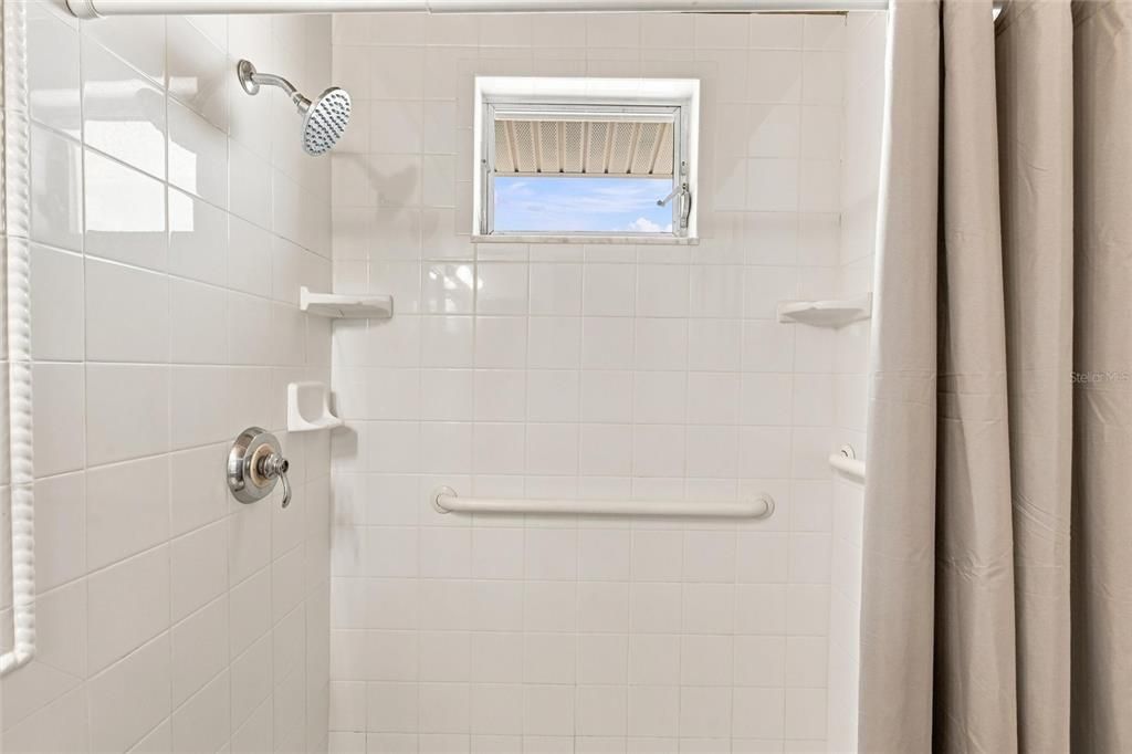 For Sale: $435,000 (1 beds, 1 baths, 736 Square Feet)