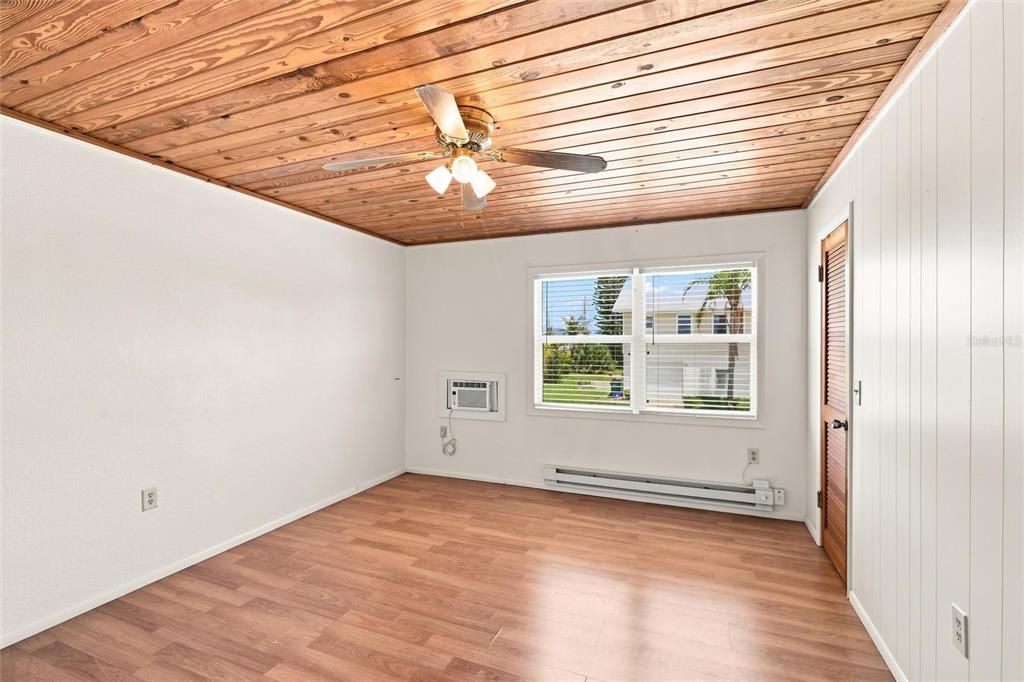 For Sale: $435,000 (1 beds, 1 baths, 736 Square Feet)