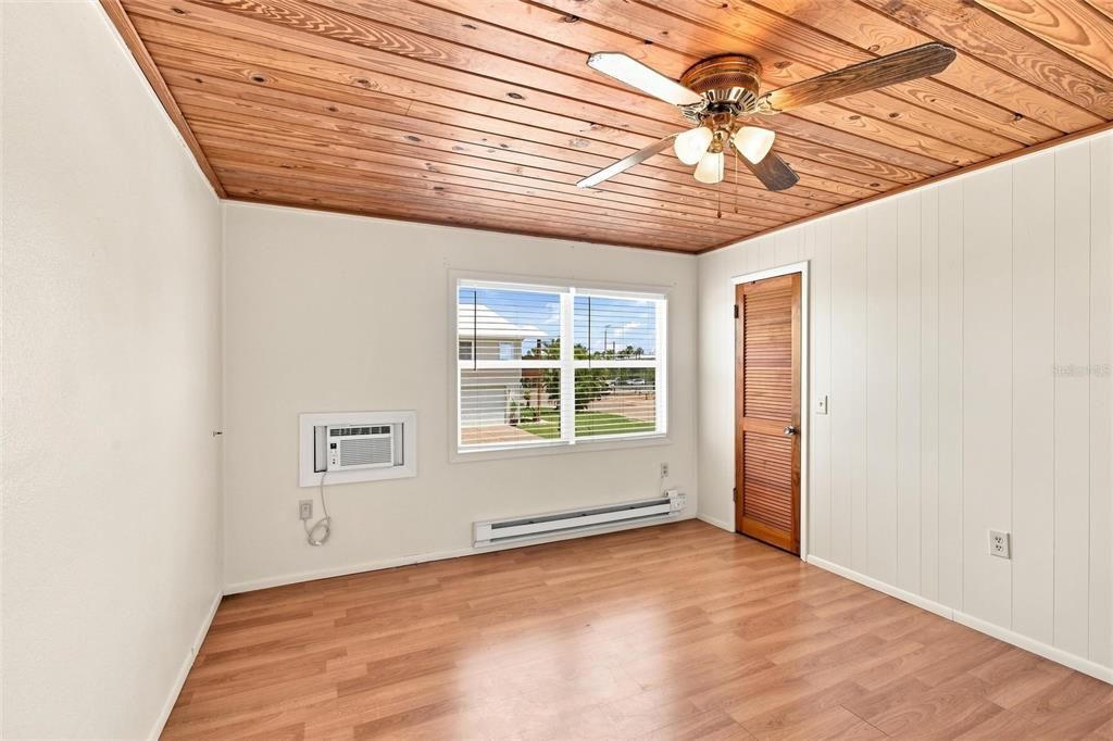 For Sale: $435,000 (1 beds, 1 baths, 736 Square Feet)