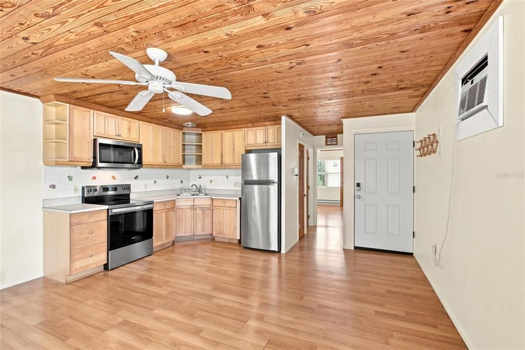 For Sale: $435,000 (1 beds, 1 baths, 736 Square Feet)