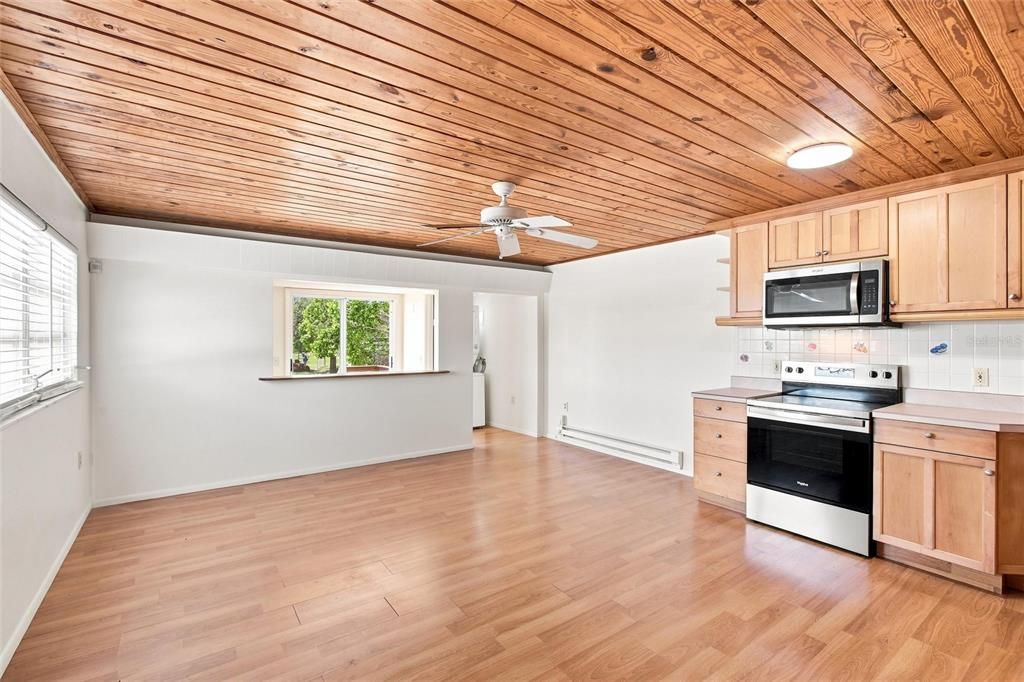 For Sale: $435,000 (1 beds, 1 baths, 736 Square Feet)