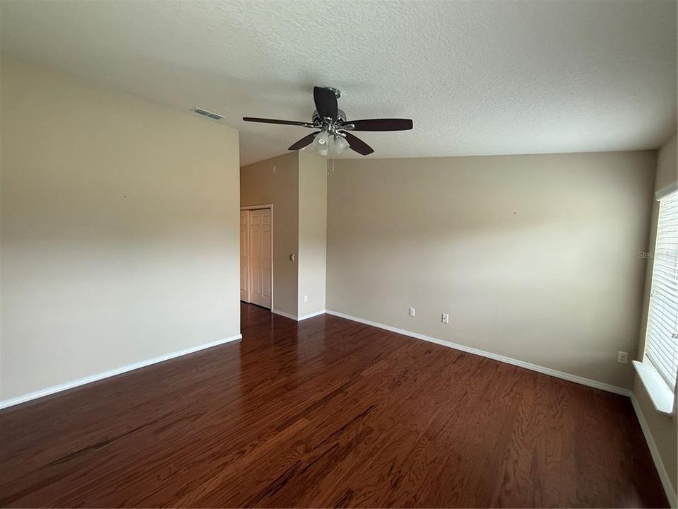 For Rent: $2,700 (4 beds, 2 baths, 1972 Square Feet)