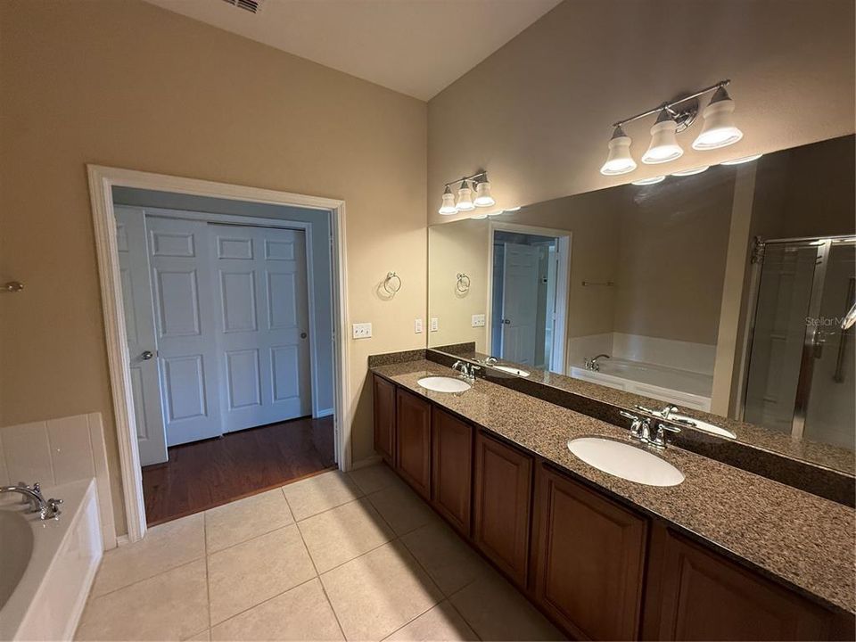 For Rent: $2,700 (4 beds, 2 baths, 1972 Square Feet)