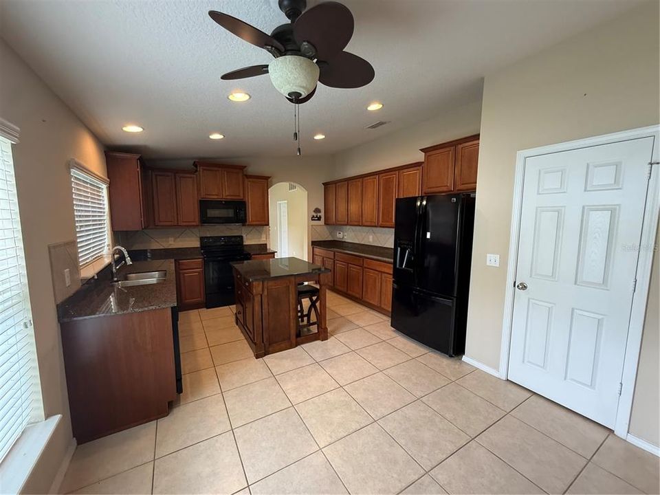 For Rent: $2,700 (4 beds, 2 baths, 1972 Square Feet)
