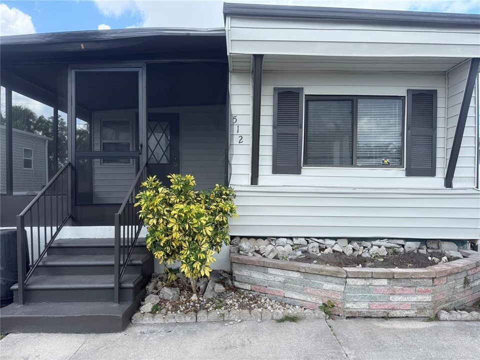 For Rent: $1,650 (3 beds, 2 baths, 810 Square Feet)