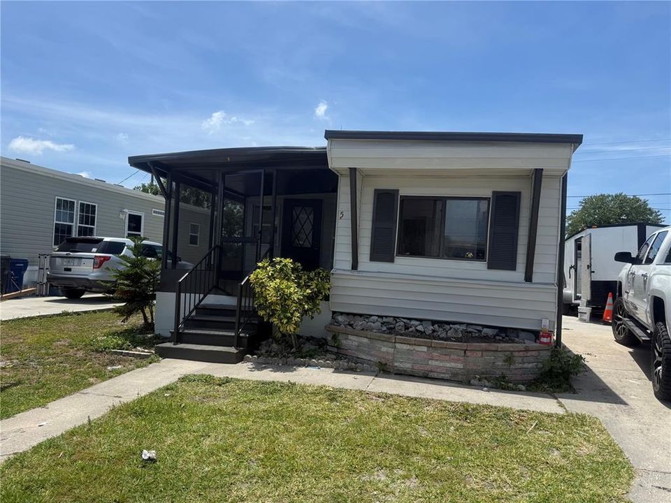 For Rent: $1,650 (3 beds, 2 baths, 810 Square Feet)