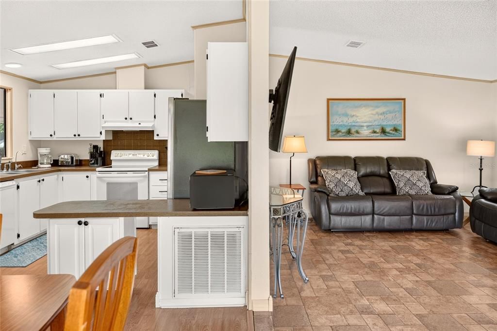 For Sale: $245,000 (2 beds, 2 baths, 1144 Square Feet)