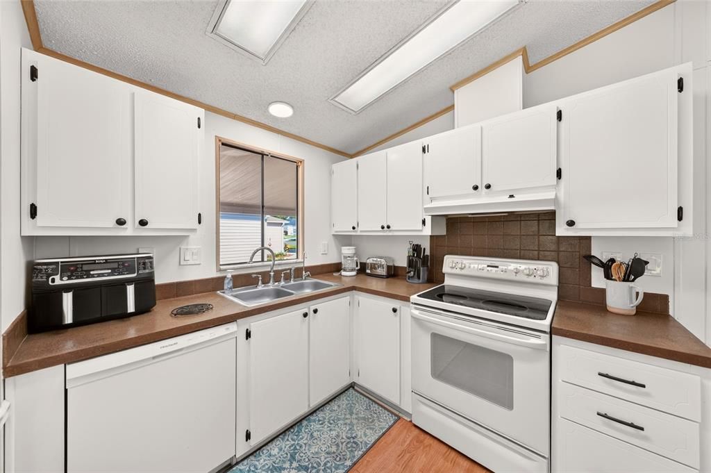For Sale: $245,000 (2 beds, 2 baths, 1144 Square Feet)