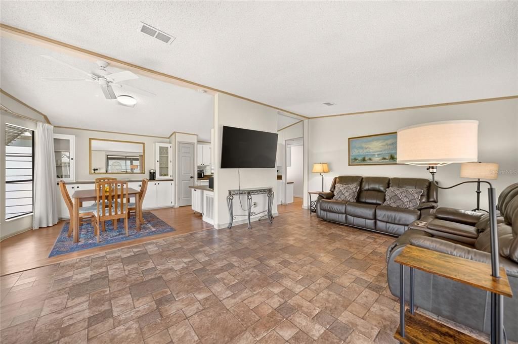 For Sale: $245,000 (2 beds, 2 baths, 1144 Square Feet)