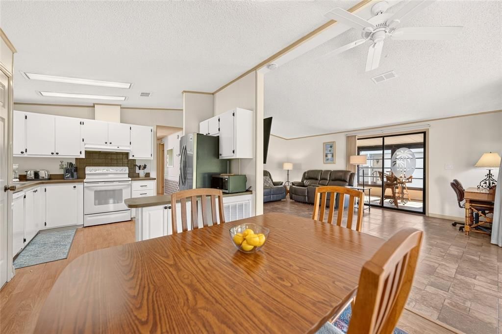 For Sale: $245,000 (2 beds, 2 baths, 1144 Square Feet)