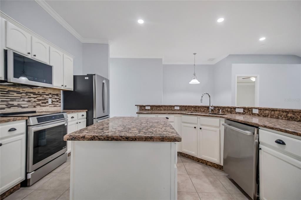 На продажу: $419,995 (4 спален, 2 ванн, 2045 Квадратных фут)