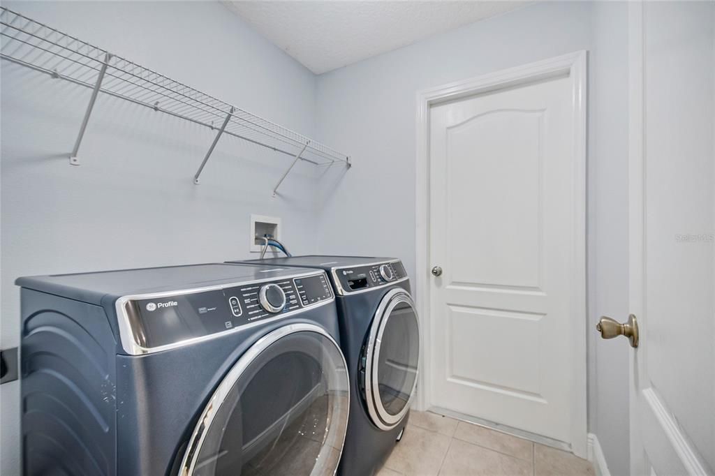 На продажу: $419,995 (4 спален, 2 ванн, 2045 Квадратных фут)
