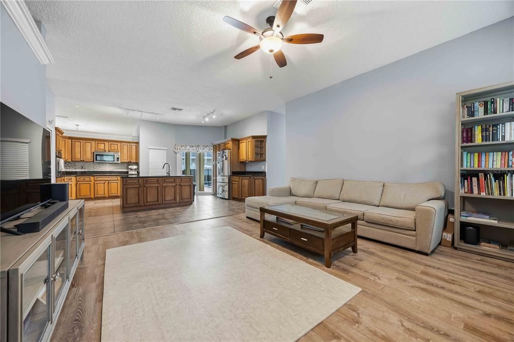 En Venta: $490,000 (4 camas, 2 baños, 2395 Pies cuadrados)