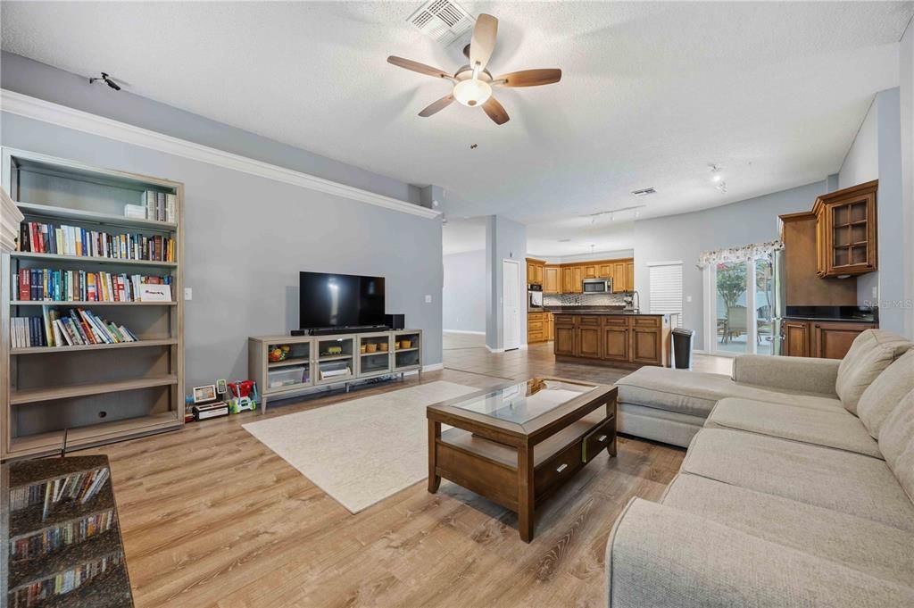 En Venta: $490,000 (4 camas, 2 baños, 2395 Pies cuadrados)