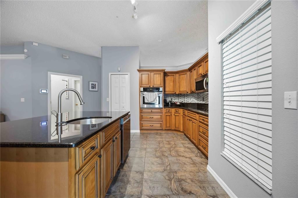 En Venta: $490,000 (4 camas, 2 baños, 2395 Pies cuadrados)