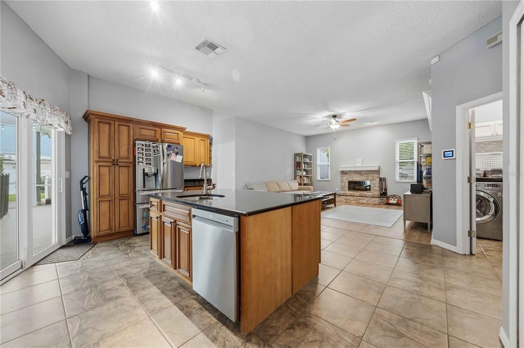 En Venta: $490,000 (4 camas, 2 baños, 2395 Pies cuadrados)