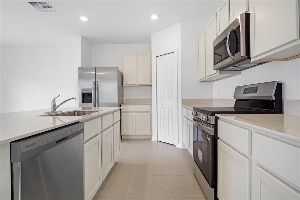 For Rent: $1,895 (4 beds, 2 baths, 1855 Square Feet)