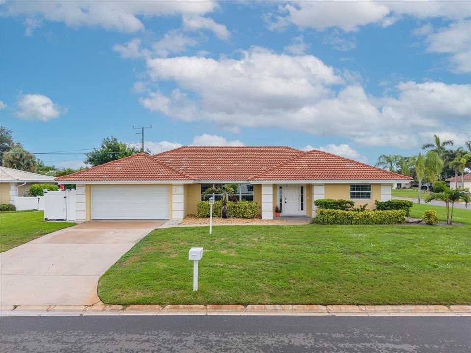For Sale: $635,000 (3 beds, 2 baths, 1995 Square Feet)