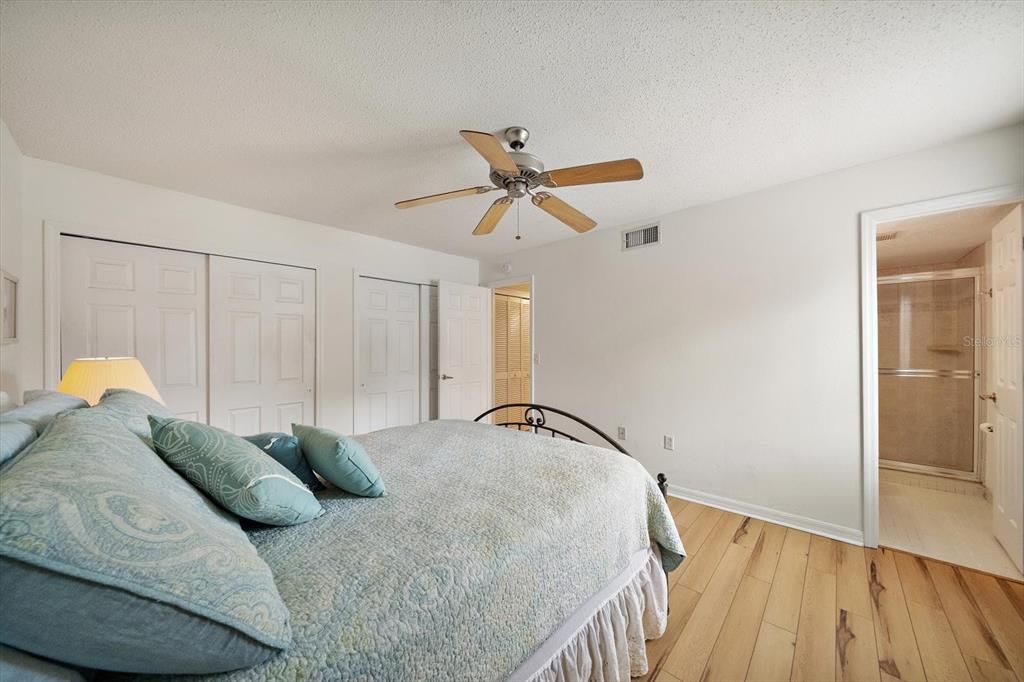 For Sale: $175,000 (2 beds, 2 baths, 1049 Square Feet)