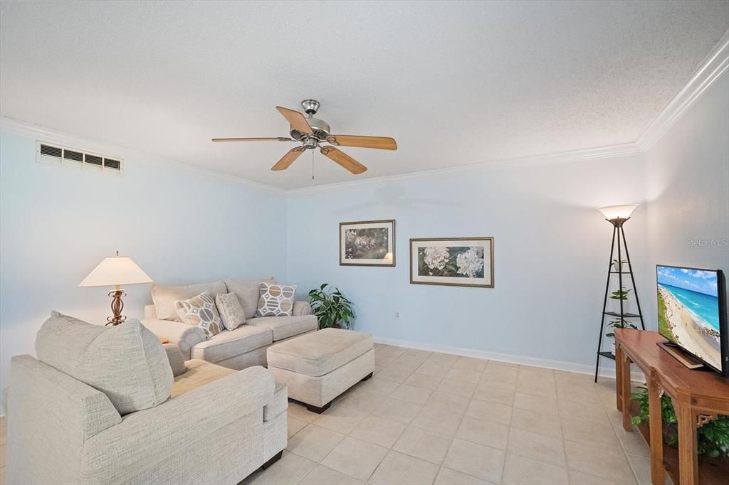 For Sale: $175,000 (2 beds, 2 baths, 1049 Square Feet)