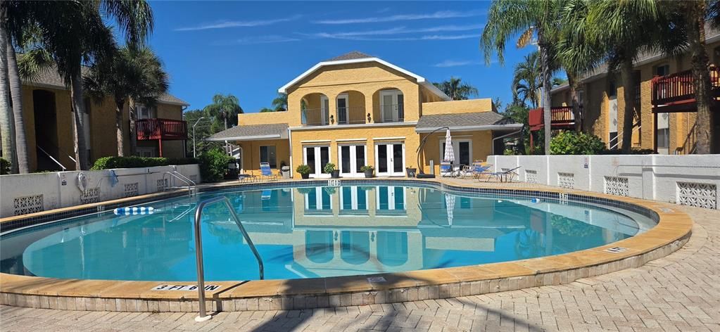 For Sale: $175,000 (2 beds, 2 baths, 1049 Square Feet)
