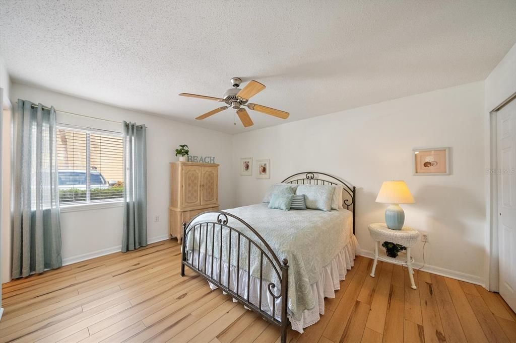 For Sale: $175,000 (2 beds, 2 baths, 1049 Square Feet)