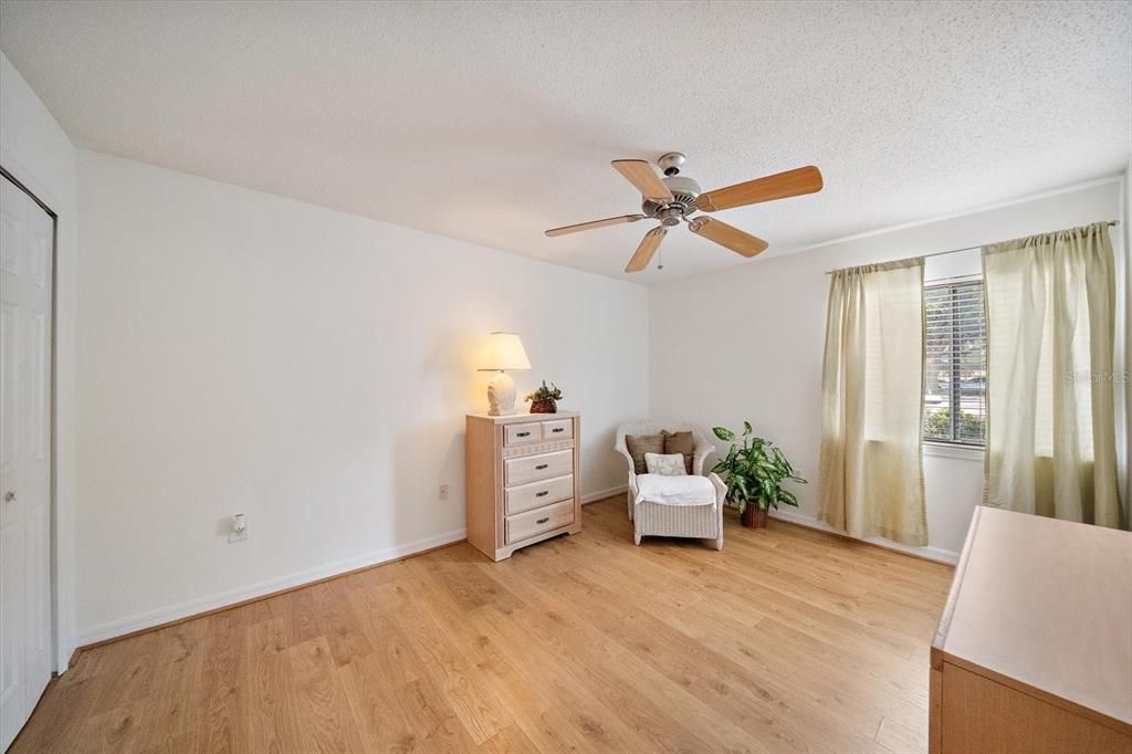 For Sale: $175,000 (2 beds, 2 baths, 1049 Square Feet)