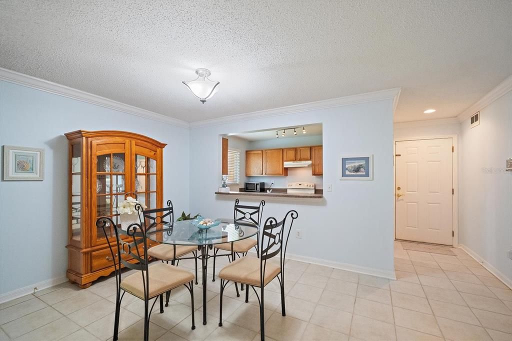 For Sale: $175,000 (2 beds, 2 baths, 1049 Square Feet)