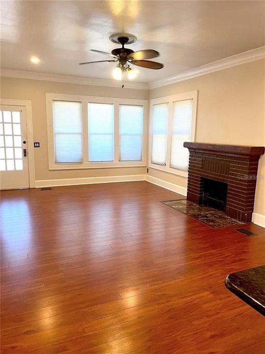Active With Contract: $2,300 (2 beds, 1 baths, 1200 Square Feet)