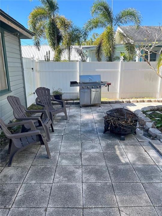Active With Contract: $2,300 (2 beds, 1 baths, 1200 Square Feet)