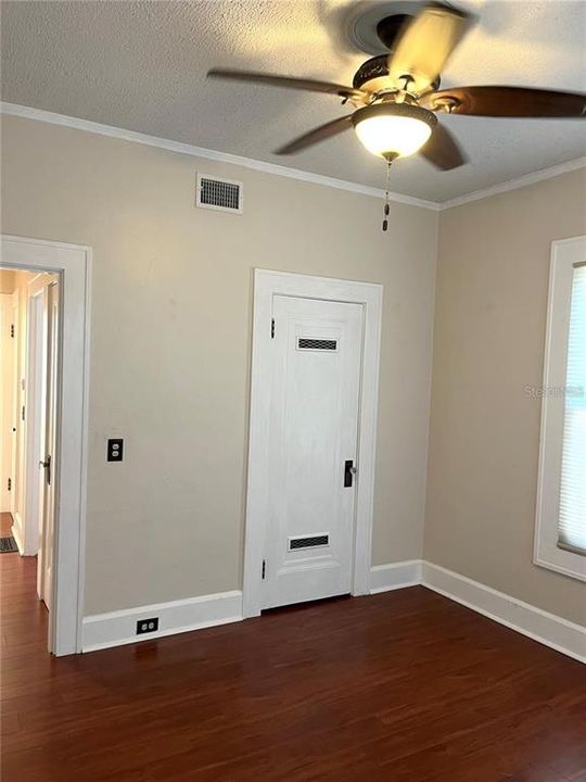 Active With Contract: $2,300 (2 beds, 1 baths, 1200 Square Feet)