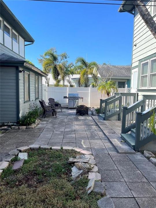 Active With Contract: $2,300 (2 beds, 1 baths, 1200 Square Feet)