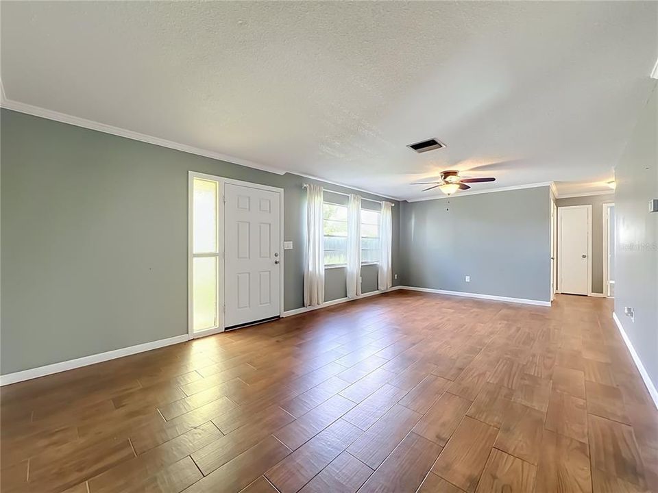 For Sale: $299,999 (3 beds, 2 baths, 1320 Square Feet)