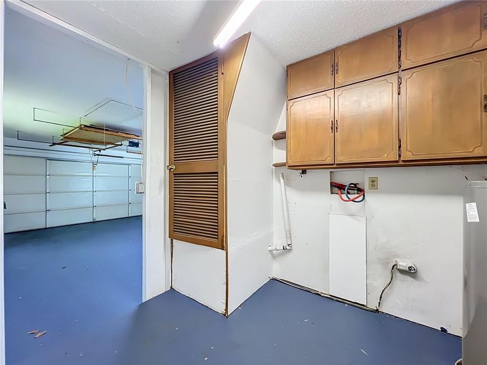 For Sale: $299,999 (3 beds, 2 baths, 1320 Square Feet)