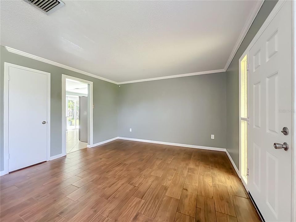 For Sale: $299,999 (3 beds, 2 baths, 1320 Square Feet)