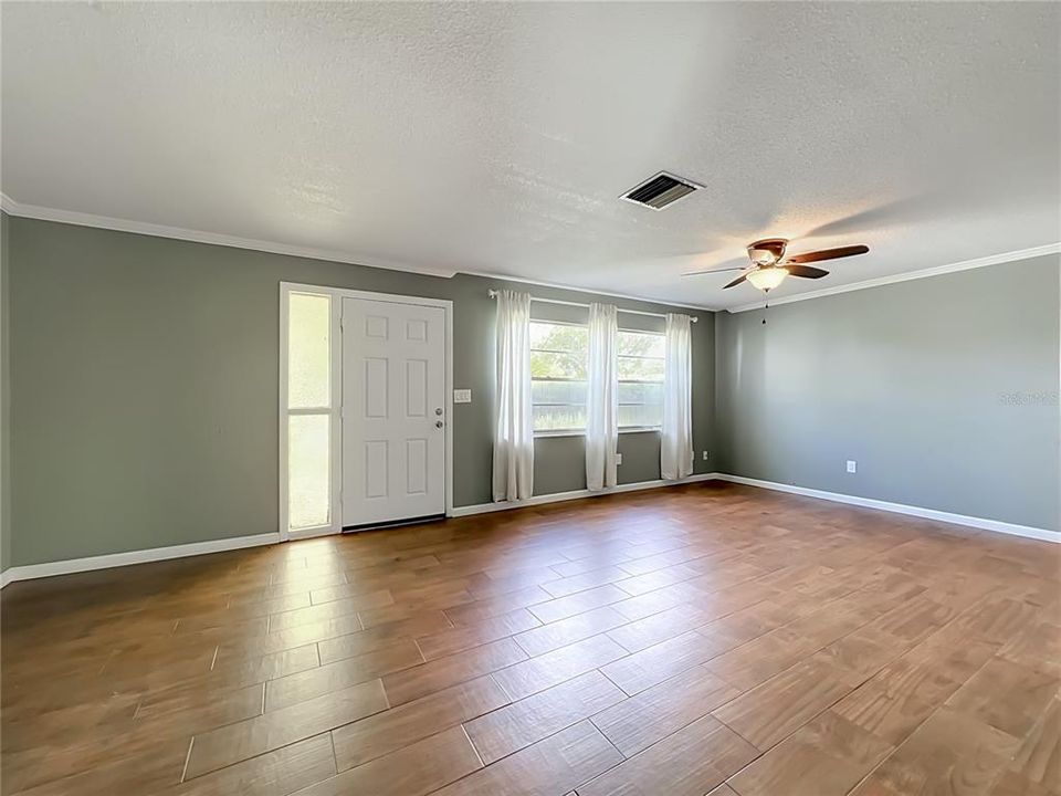 For Sale: $299,999 (3 beds, 2 baths, 1320 Square Feet)