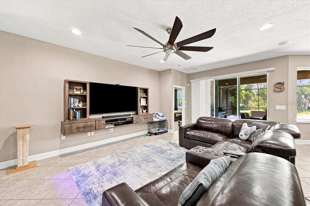 For Sale: $600,000 (4 beds, 3 baths, 2492 Square Feet)