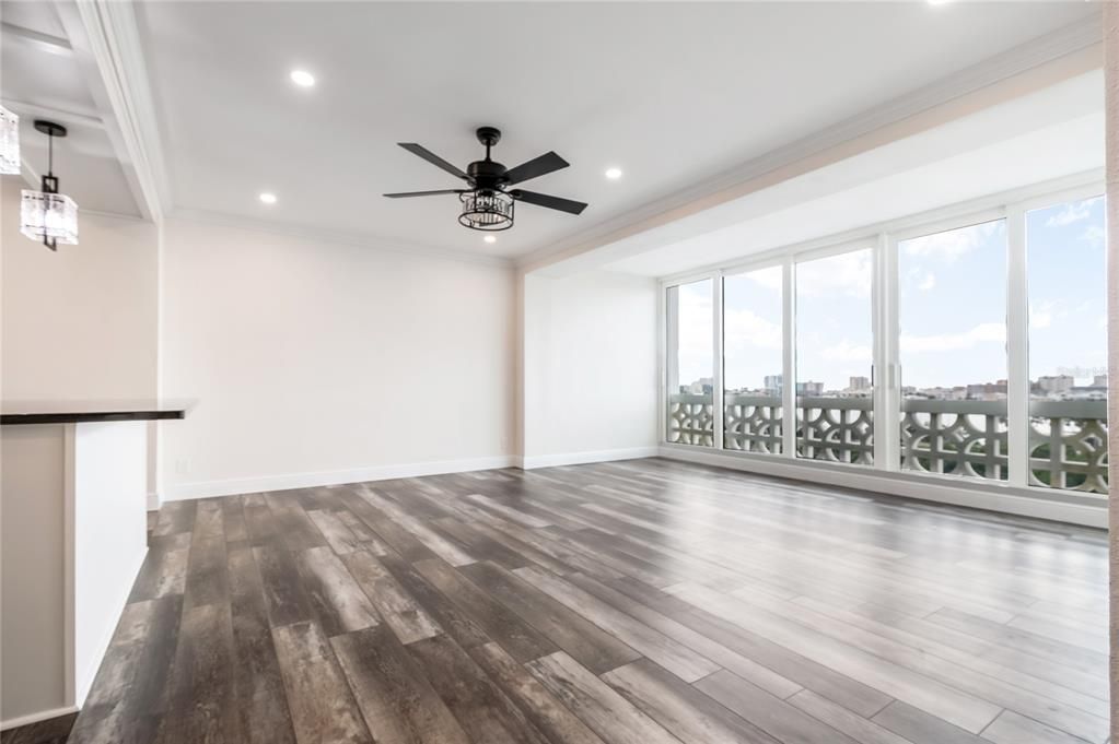 For Sale: $280,000 (1 beds, 1 baths, 995 Square Feet)