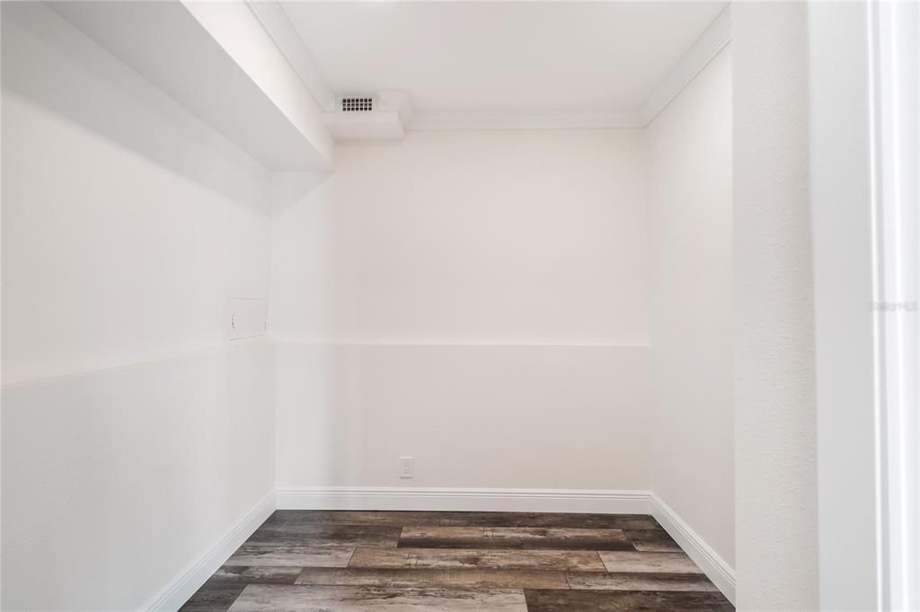 For Sale: $280,000 (1 beds, 1 baths, 995 Square Feet)