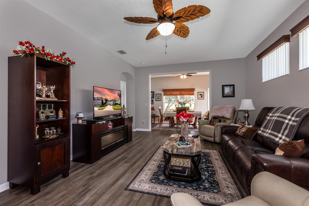 En Venta: $299,999 (3 camas, 2 baños, 1765 Pies cuadrados)