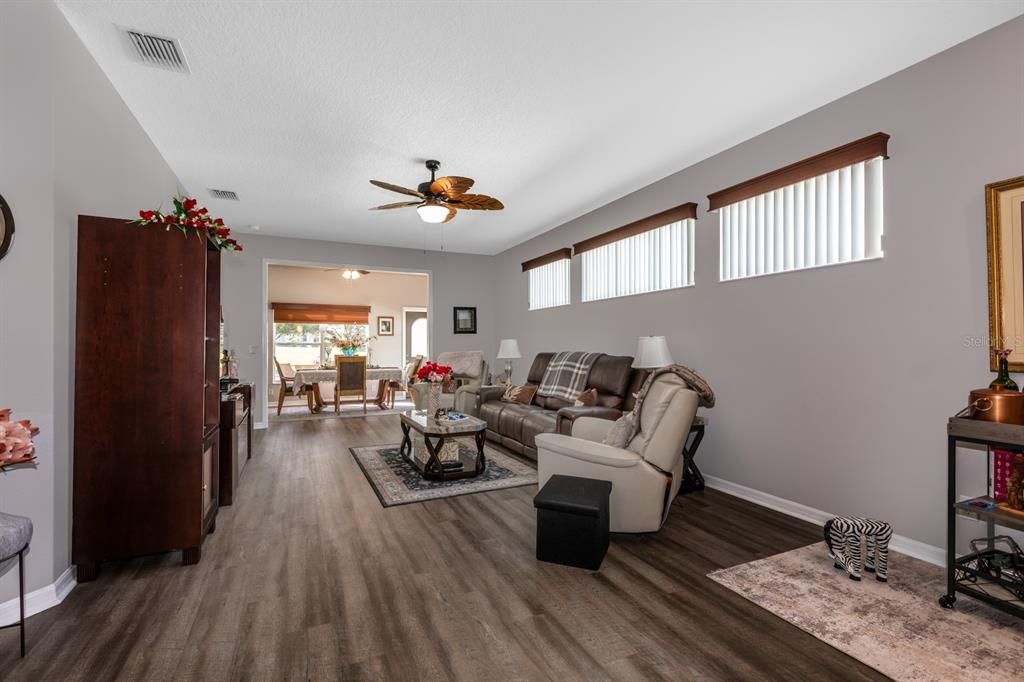 En Venta: $299,999 (3 camas, 2 baños, 1765 Pies cuadrados)