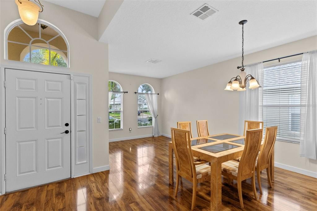 Activo con contrato: $438,000 (3 camas, 2 baños, 1636 Pies cuadrados)