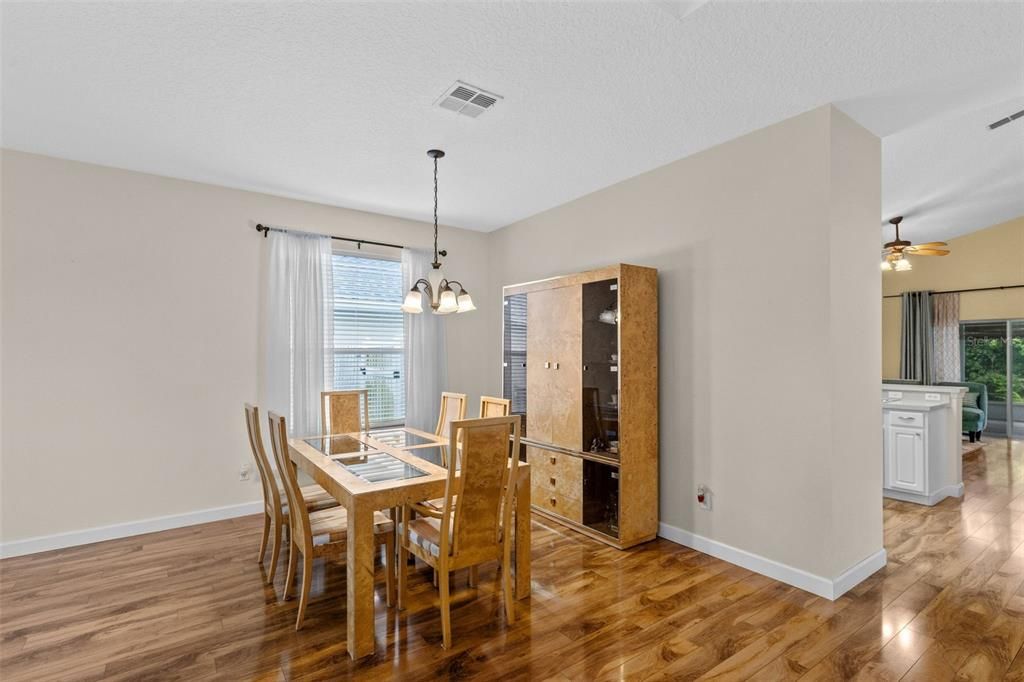 Activo con contrato: $438,000 (3 camas, 2 baños, 1636 Pies cuadrados)