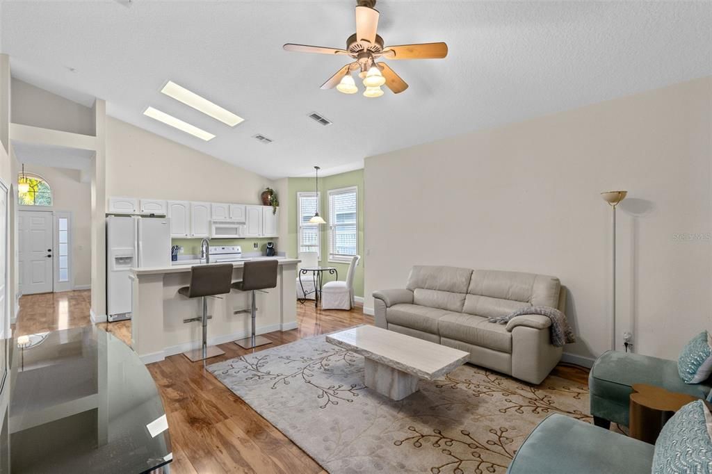 Activo con contrato: $438,000 (3 camas, 2 baños, 1636 Pies cuadrados)